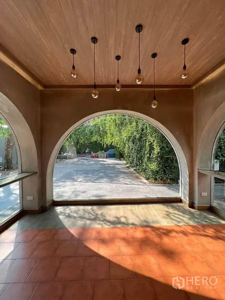 พื้นที่ขายปลีก ให้เช่าในPhaya Thai, Bangkok - ห้องหน้าร้านหน้าต่างโค้งมองเห็นลานจอดรถและไฟห้อย