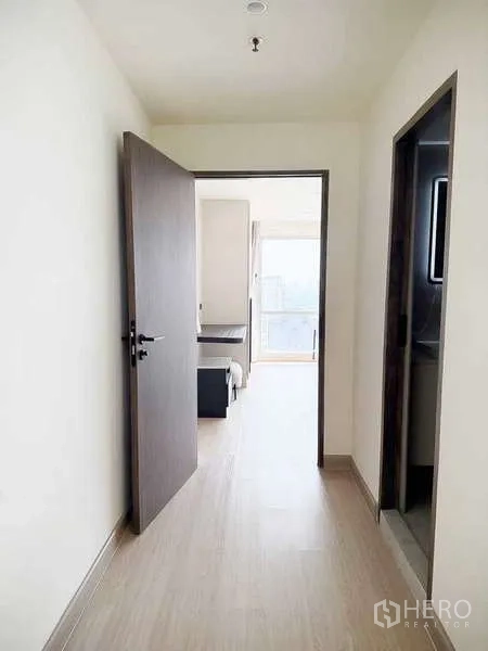 คอนโด ขายในWatthana, Bangkok - โถงทางเดินสู่ห้องนอน รับแสงธรรมชาติและวิวเมือง