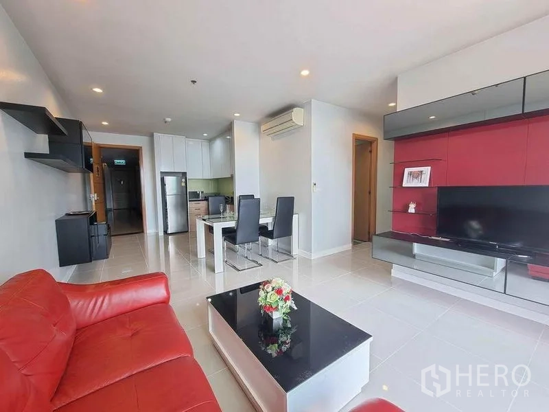 公寓 出租在Ratchathewi, Bangkok - 客厅朝电视墙与阳台，连通餐厅及厨房空间。