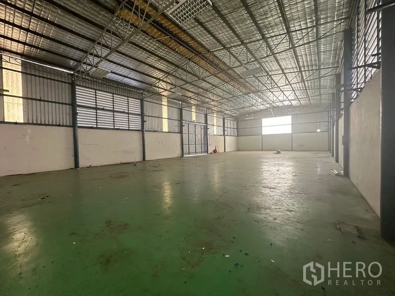 คลังสินค้า ให้เช่าในSaphan Sung, Bangkok - ฮอลล์เก็บสินค้าเพดานสูง โครงเหล็ก พื้นอีพ็อกซีสีเขียว