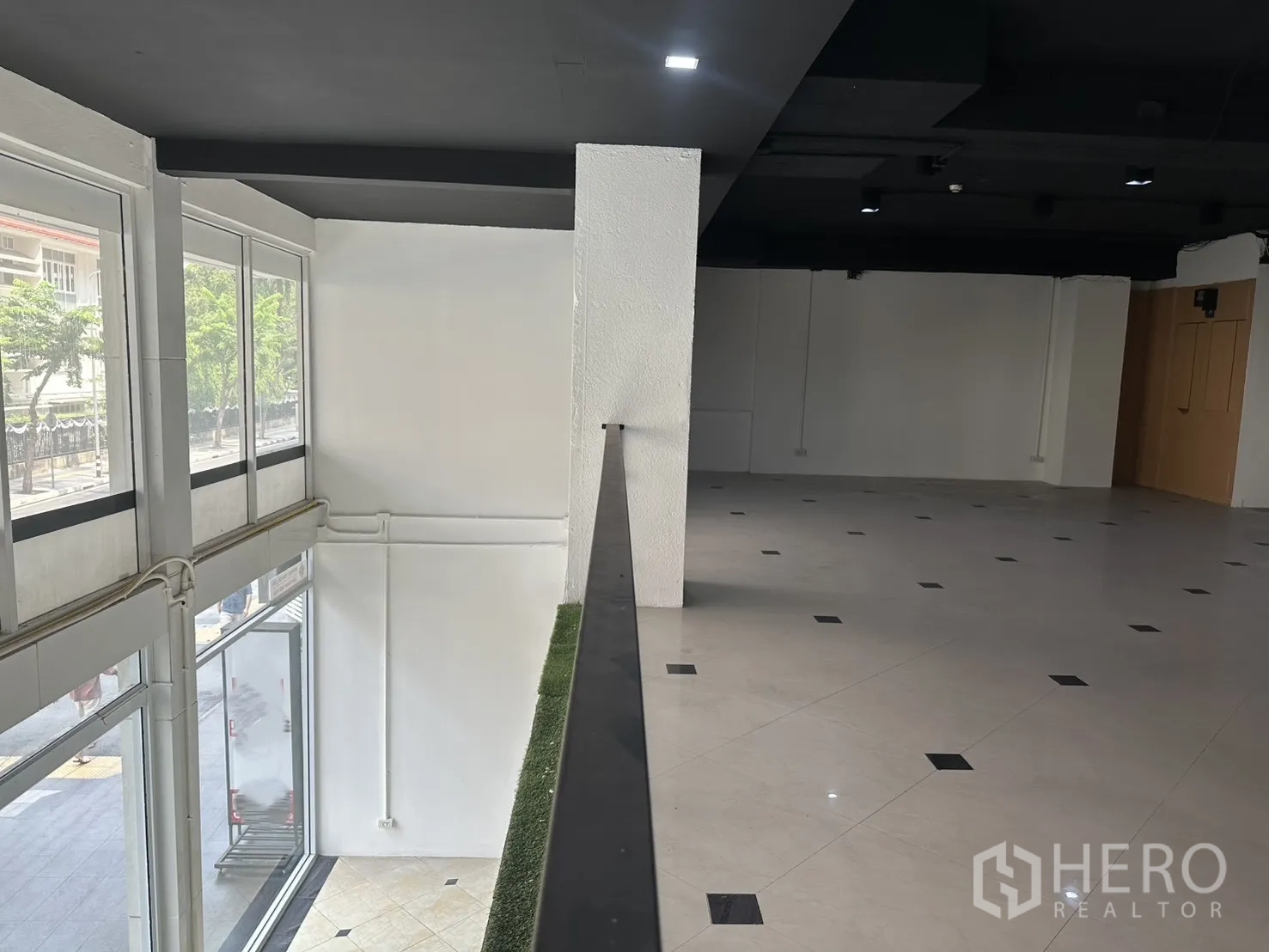 零售空间 for rent in Pathum Wan, Bangkok - 从夹层俯瞰双层高的玻璃立面