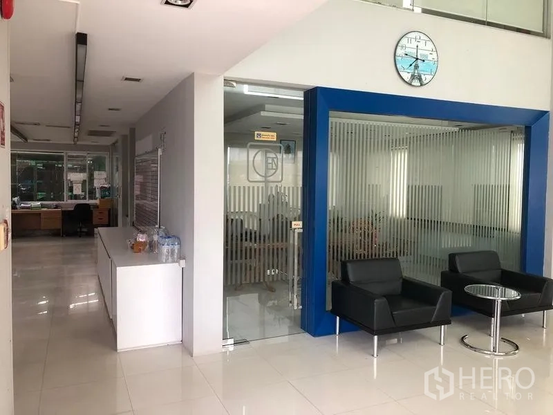 工厂 出租或出售在Lat Lum Kaeo, Pathum Thani - 现代化办公大堂，玻璃会议室与黑色沙发座椅。
