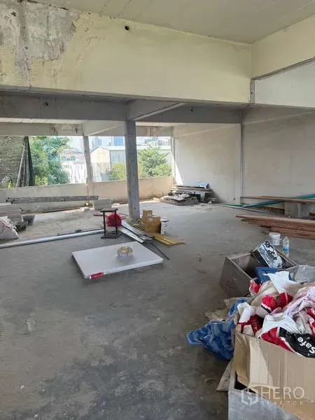 店屋 出租在Watthana, Bangkok - 毛坯开放式楼层，水泥地面、梁柱与装修材料。