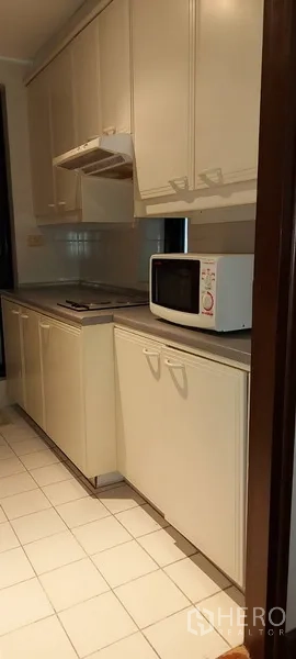 คอนโด ให้เช่าในSathon, Bangkok - ครัวแบบแกลเลย์ ตู้สีขาว เตา เครื่องดูดควัน และไมโครเวฟ