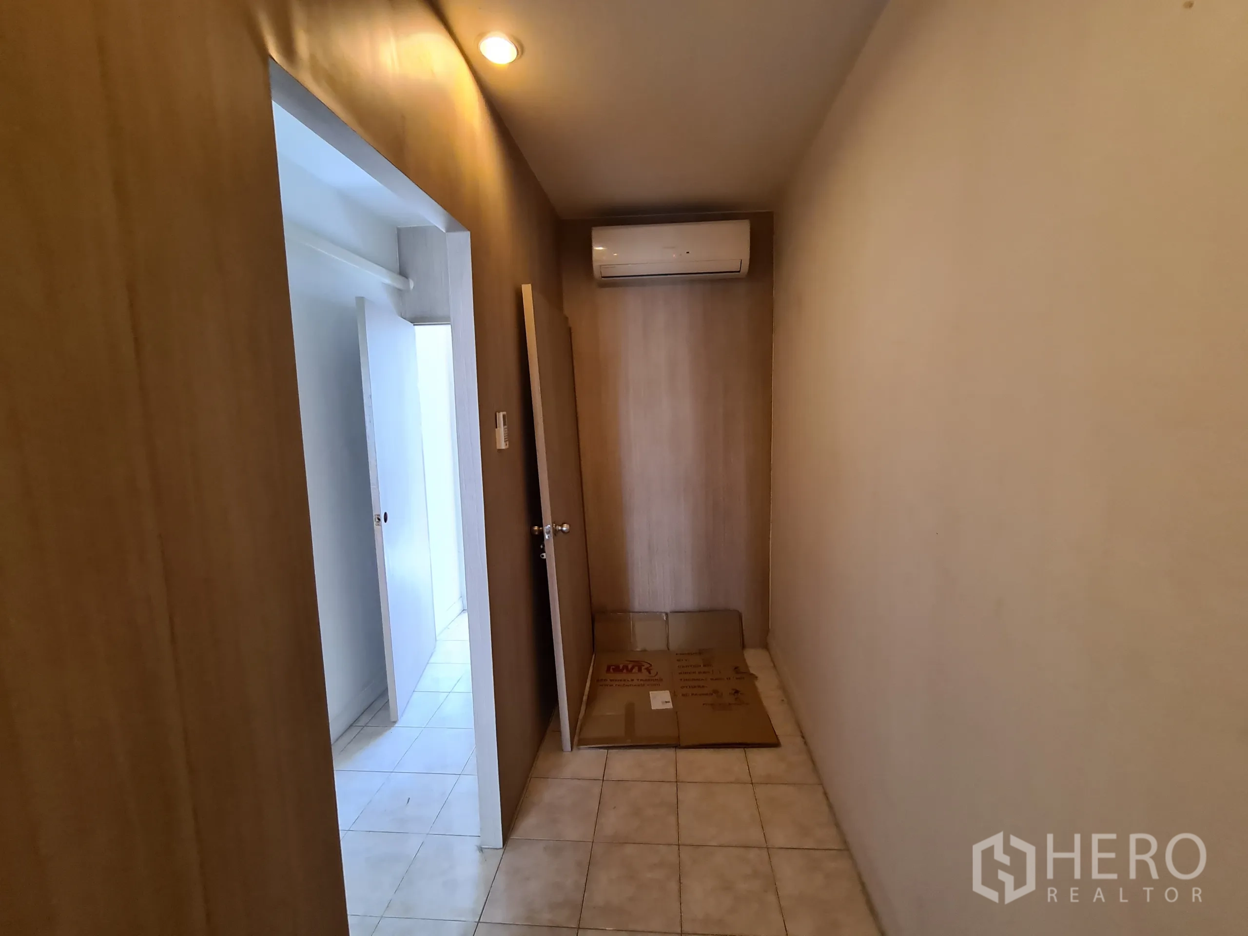 店屋 出租或出售在Sathon, Bangkok - 狭长走廊，瓷砖地面、嵌灯与空调。