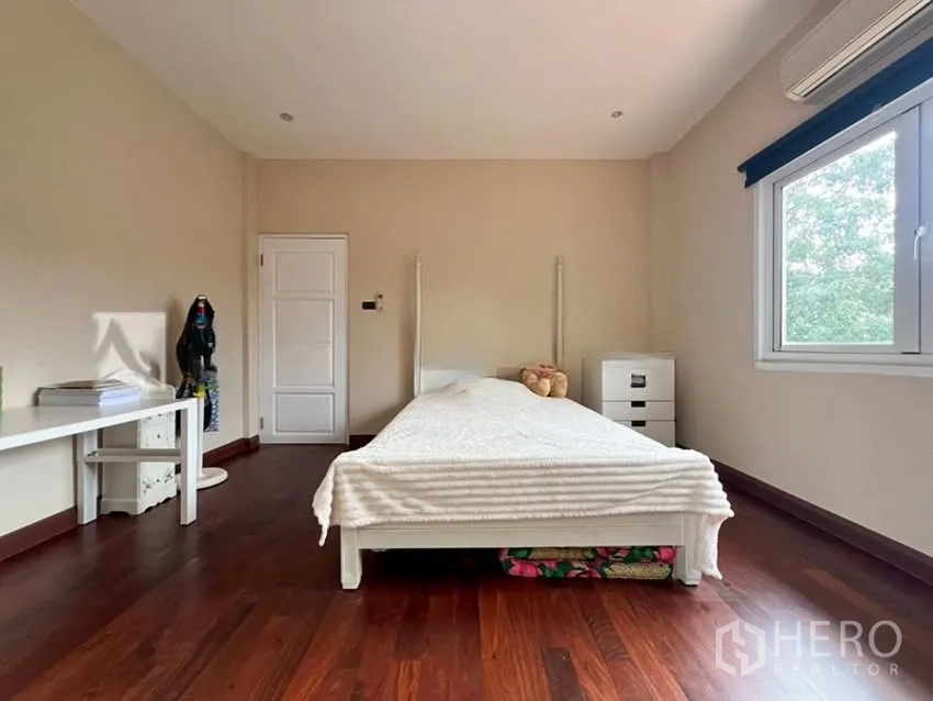 บ้านเดี่ยว for rent in Phra Khanong, Bangkok - ห้องนอนพื้นไม้เตียงเดี่ยวพร้อมหน้าต่างรับแสงธรรมชาติ