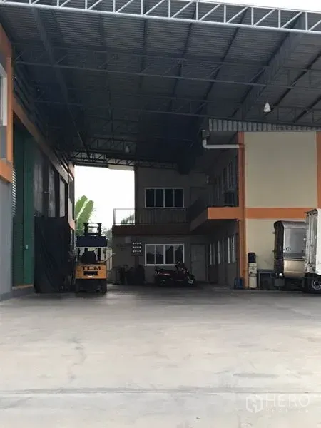 工厂 出售在Pak Kret, Nonthaburi - 带顶装卸区，连接两层办公楼与卡车泊位
