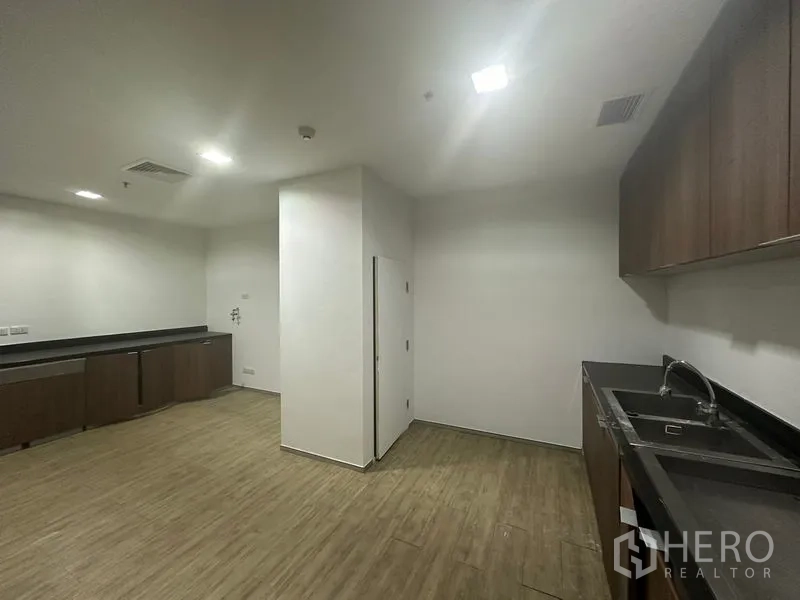 สำนักงาน ให้เช่าในKhlong Toei, Bangkok - แพนทรีพร้อมตู้บิวท์อิน อ่างล้าง และพื้นที่เคาน์เตอร์