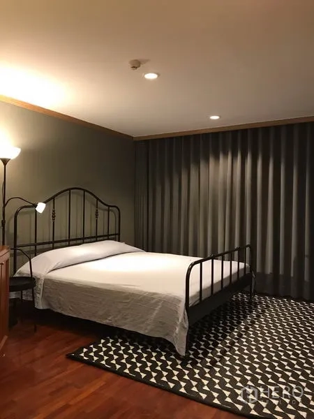 คอนโด ขายในWatthana, Bangkok - ห้องนอนเตียงเหล็ก ผ้าม่านทึบ และพรมลายเรขาคณิต