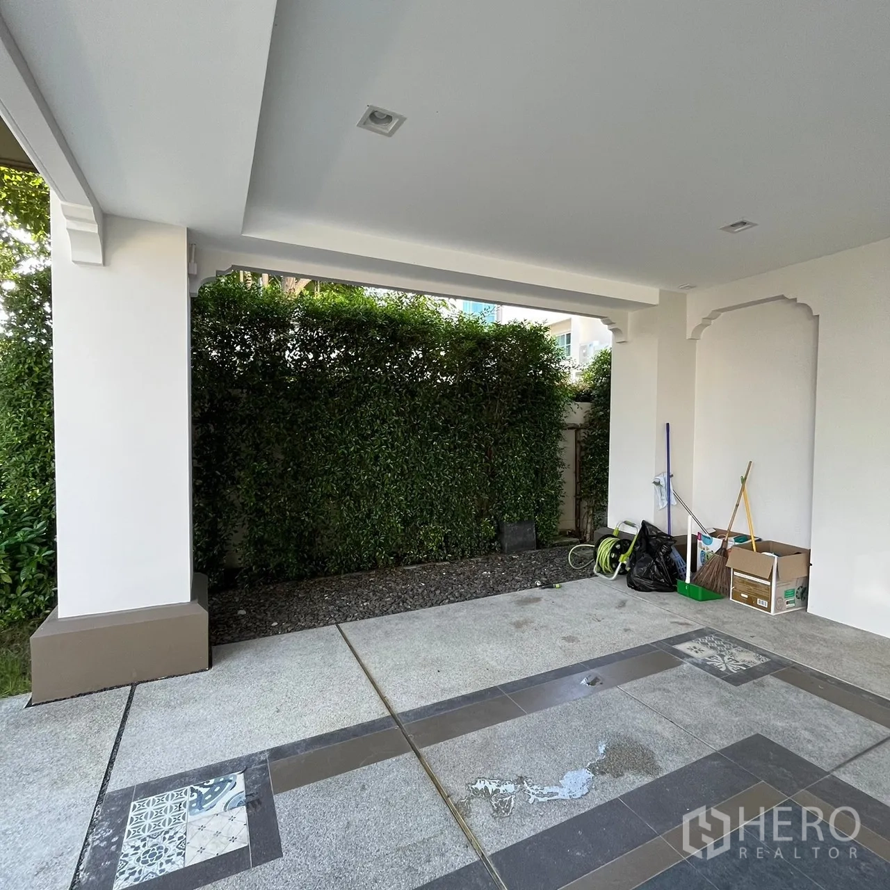 บ้าน ให้เช่าหรือขายในBang Khen, Bangkok - ที่จอดรถมีหลังคา รายล้อมด้วยแนวรั้วต้นไม้สูง