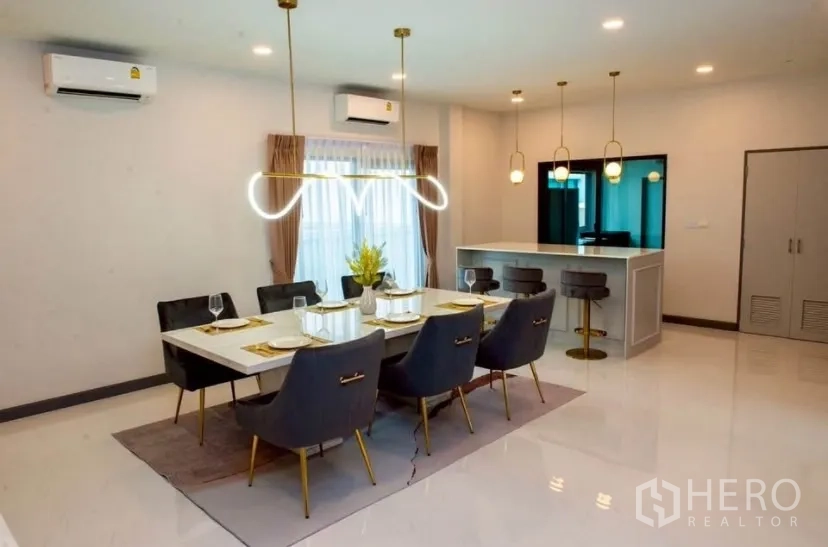 Detached House for rent in Bang Phli, Samut Prakan - Bright dining room with six-seat table, gold pendant lights and a breakfast bar.