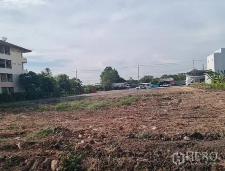 คลังสินค้า ให้เช่าในLat Krabang, Bangkok - แปลงที่ดินปรับระดับโล่ง พร้อมลานกว้างและอาคารโดยรอบ ในย่านอุตสาหกรรมลาดกระบัง