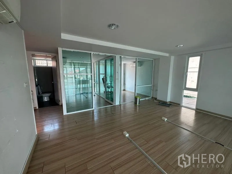 สำนักงานที่บ้าน ให้เช่าในPhra Khanong, Bangkok - ชั้นสำนักงานมีห้องกั้นกระจกและประตูเข้าห้องน้ำ