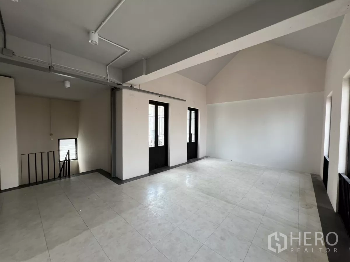 สำนักงานที่บ้าน ให้เช่าในPathum Wan, Bangkok - โถงชั้นบนสุด เพดานทรงจั่ว พื้นกระเบื้อง