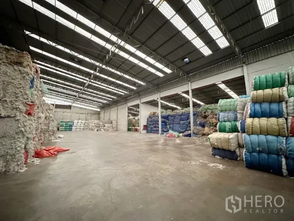 工厂 出租在Bang Bua Thong, Nonthaburi - 仓库内部空间开阔，层高大，采光带充足，混凝土地面。