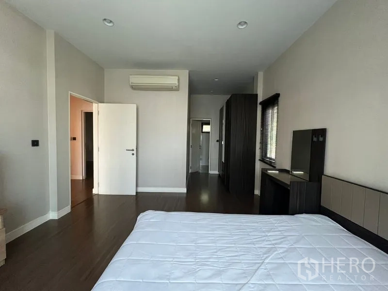 บ้าน ให้เช่าหรือขายในBang Kapi, Bangkok - ห้องนอนหลักพร้อมตู้เสื้อผ้าบิวท์อินและทางเข้าห้องน้ำในตัว