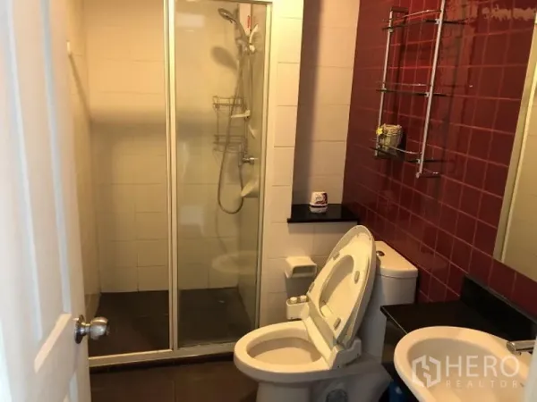 คอนโด ให้เช่าในKhlong Toei, Bangkok - ห้องน้ำพร้อมตู้กระจกอาบน้ำ โถสุขภัณฑ์ และผนังกระเบื้องสีแดง