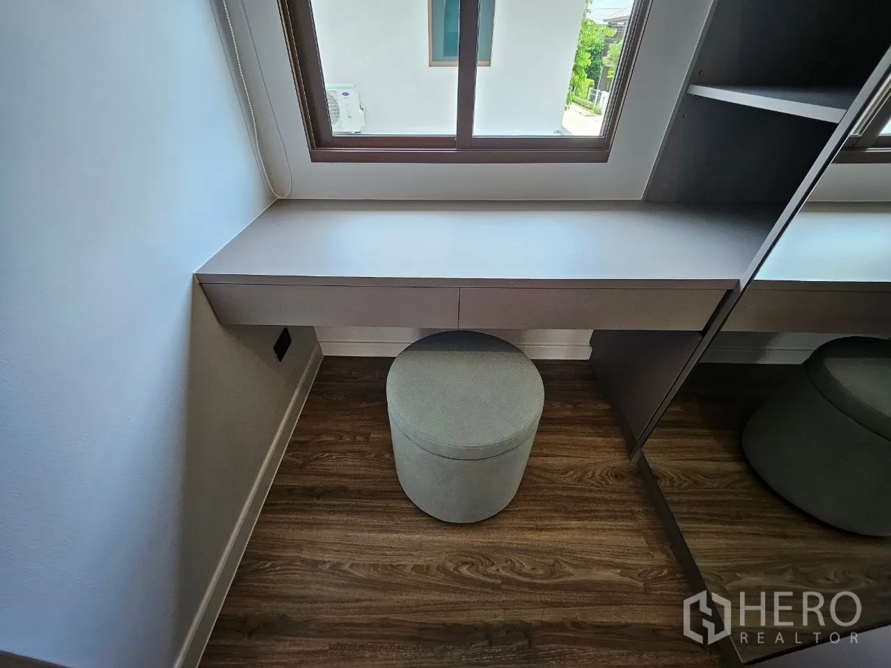 บ้าน ให้เช่าในBang Kapi, Bangkok - โต๊ะเครื่องแป้งอีกจุดใต้หน้าต่างพร้อมสตูลกลมนุ่ม