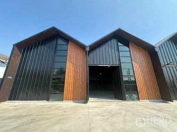 คลังสินค้า ให้เช่าในBueng Kum, Bangkok - ด้านหน้าตึกโกดังสมัยใหม่ หน้าต่างสูงและประตูบานเลื่อน