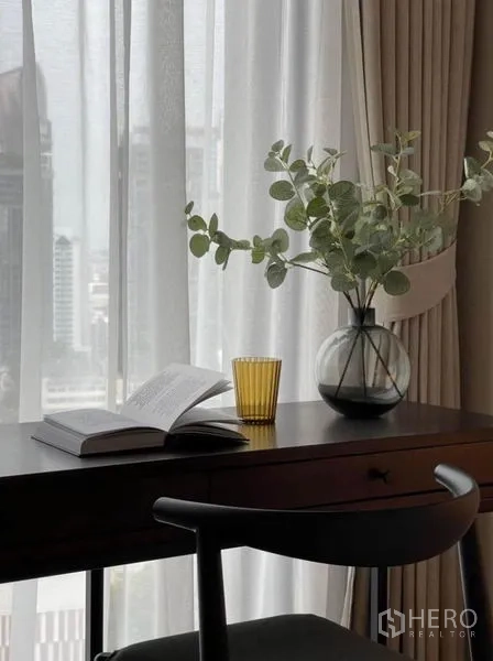 คอนโด ให้เช่าหรือขายในKhlong Toei, Bangkok - โต๊ะทำงานริมหน้าต่างสูง เปิดหนังสือ แจกันแก้ว ผ้าม่านโปร่งพร้อมวิวเมืองด้านนอก