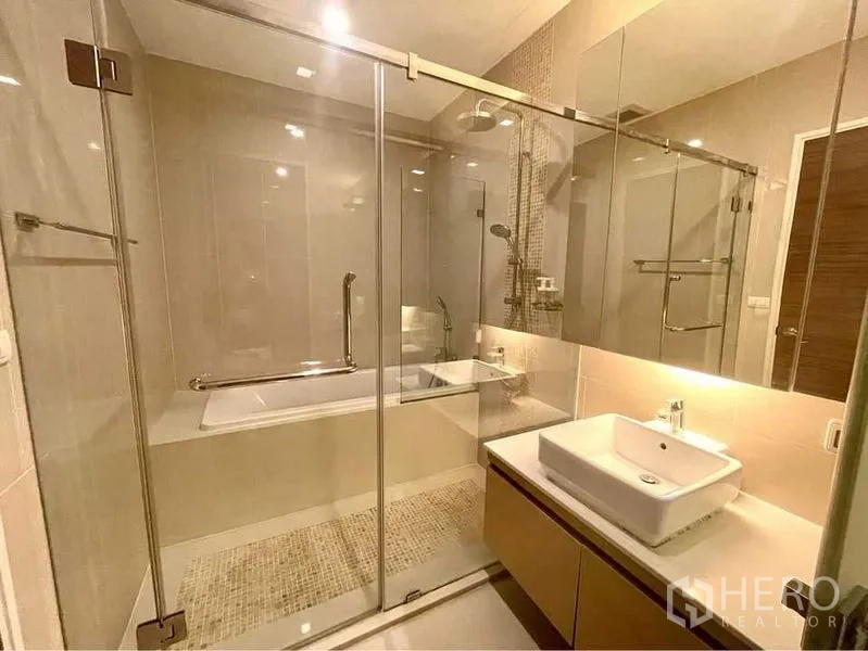 คอนโด ให้เช่าในRatchathewi, Bangkok - ห้องน้ำพร้อมฉากกั้นกระจก อ่างอาบน้ำ และอ่างล้างหน้าเคาน์เตอร์