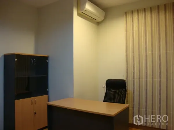 คอนโด ให้เช่าในKhlong Toei, Bangkok - ห้องทำงานเงียบสงบ มีโต๊ะ เก้าอี้ ตู้เก็บของ และเครื่องปรับอากาศ