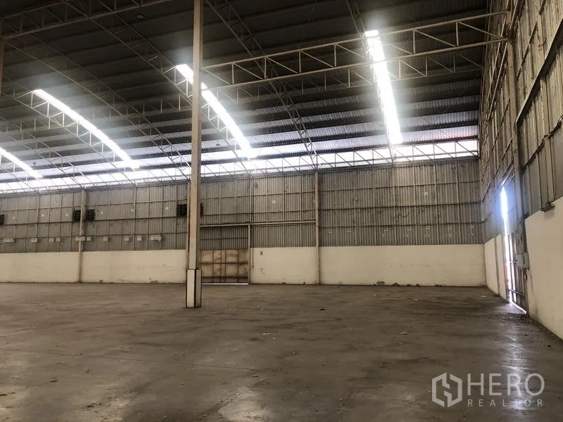 货栈 出租在Bang Pa-in, Phra Nakhon Si Ayutthaya - 仓库内部侧视，大门、通风窗与自然采光清晰可见。