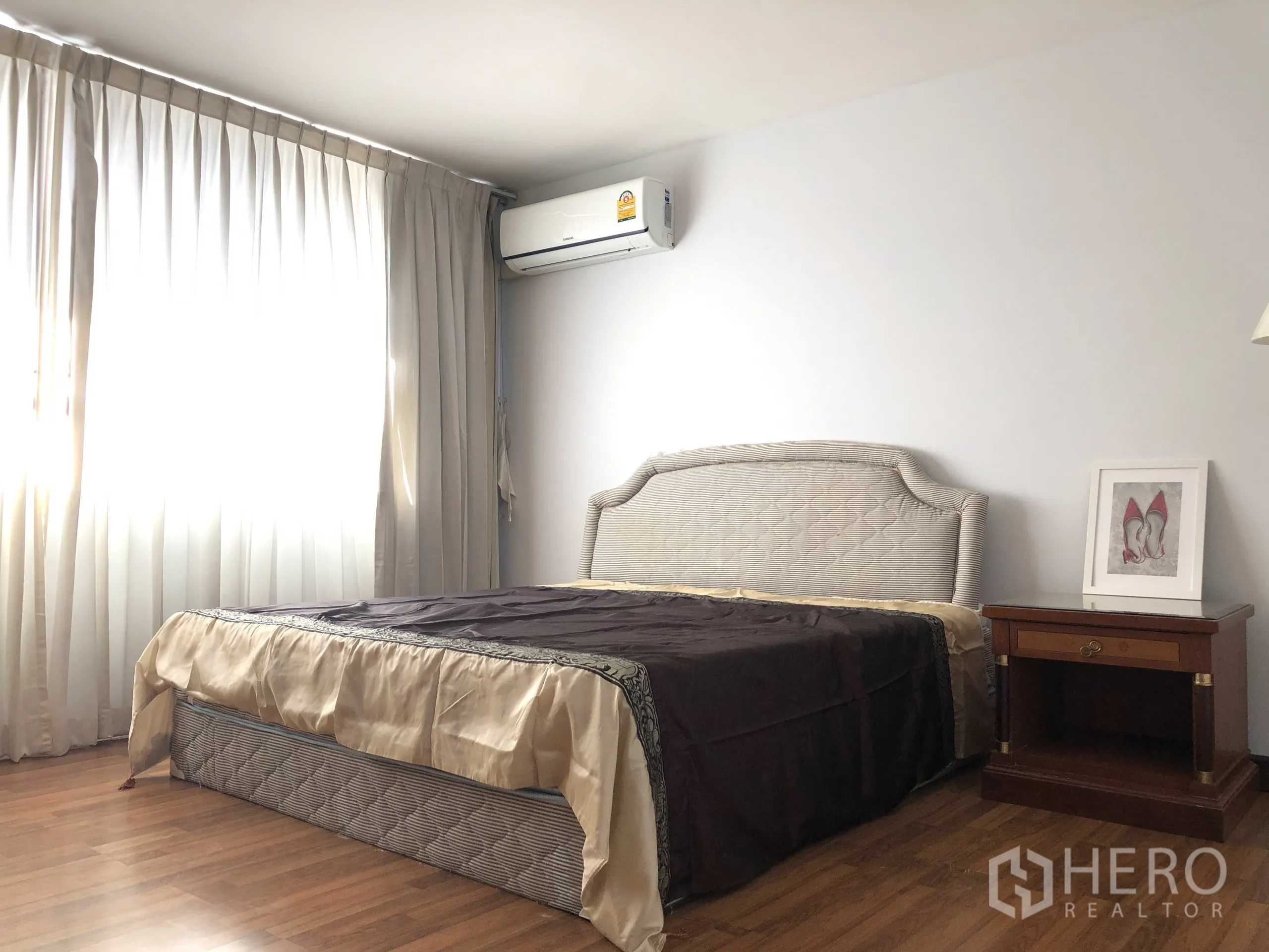 คอนโด ให้เช่าหรือขายในKhlong Toei, Bangkok - ห้องนอนหลัก เตียงใหญ่ โต๊ะข้างเตียง แอร์ และผ้าม่านโปร่ง