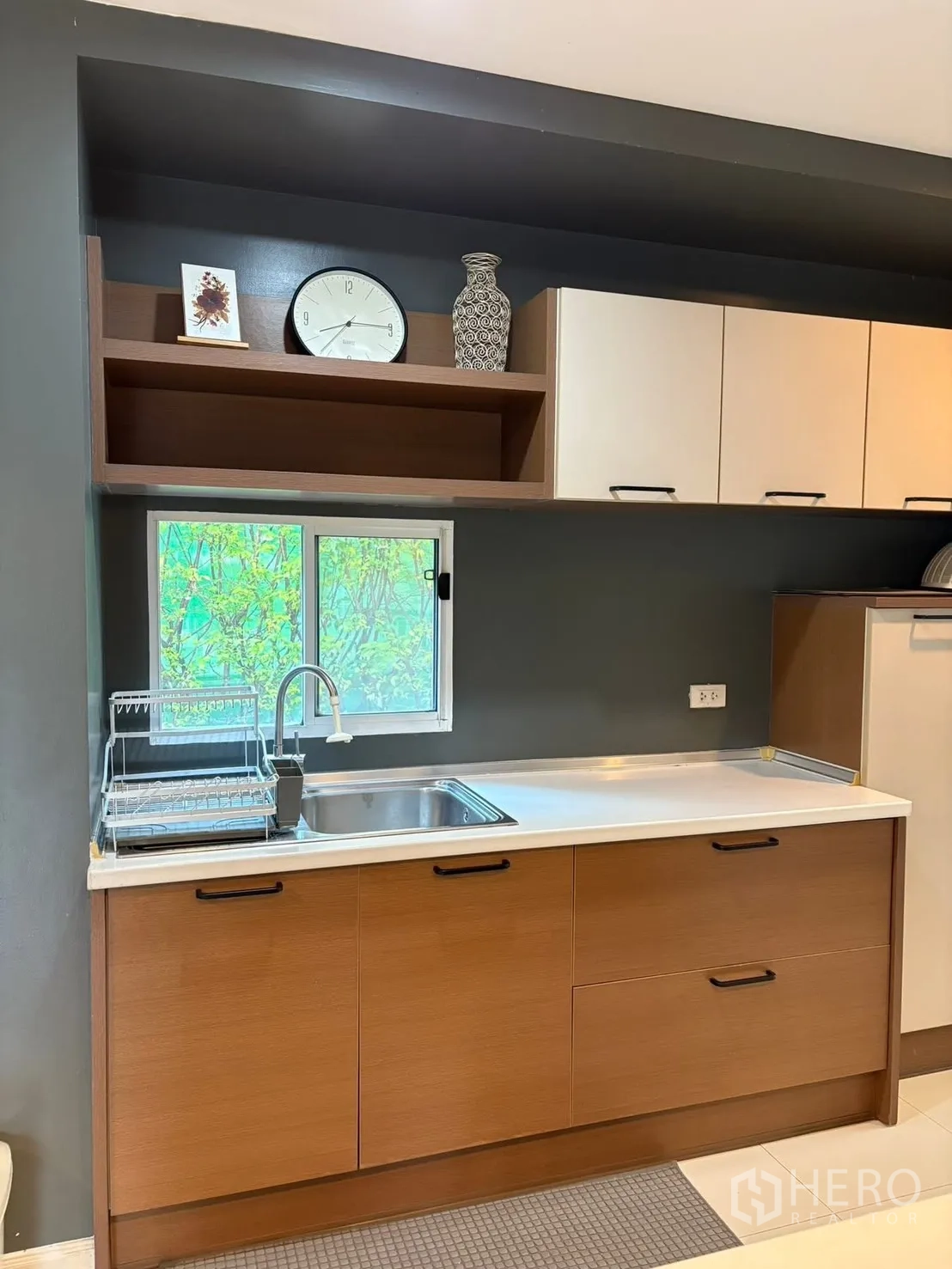 独栋房屋 for rent in Prawet, Bangkok - 储物型备餐吧台，水槽与吊柜。