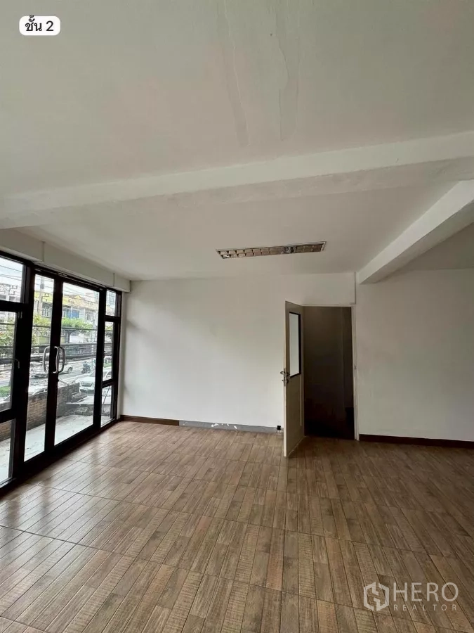 อาคารพาณิชย์ ให้เช่าหรือขายในKhlong Toei, Bangkok - ห้องมุมชั้น 2 ประตูกระจกออกระเบียง พร้อมห้องภายใน