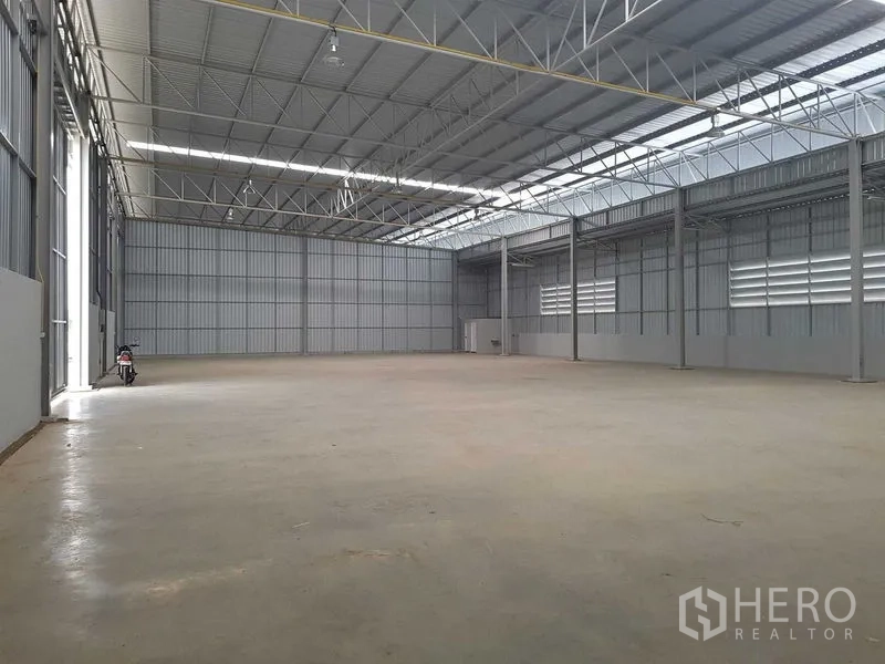 คลังสินค้า ให้เช่าในLat Krabang, Bangkok - ภายในโกดังโล่ง มีบานเกล็ดระบายอากาศและทางเข้าออกหลายจุด