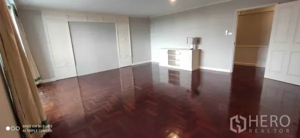 คอนโด ให้เช่าในWatthana, Bangkok - ห้องโล่งพื้นไม้เงา ผนังโทนอ่อน มองออกไปยังพื้นที่นั่งเล่น