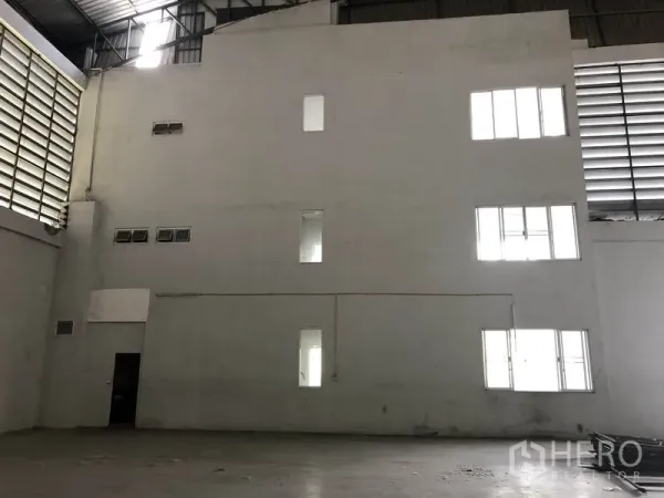 货栈 出租或出售在Lam Luk Ka, Pathum Thani - 仓库内墙带多扇办公窗，可俯瞰库区。