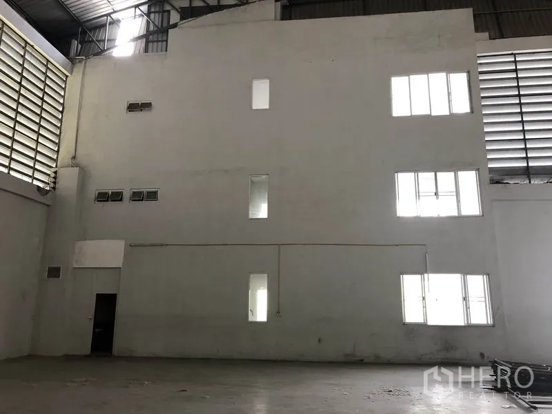 货栈 出租或出售在Lam Luk Ka, Pathum Thani - 仓库内墙带多扇办公窗，可俯瞰库区。