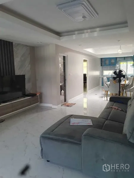 สำนักงานที่บ้าน ให้เช่าในSuan Luang, Bangkok - ห้องนั่งเล่นโซฟาพร้อมทีวี มองเห็นพื้นที่ทานอาหารและครัว