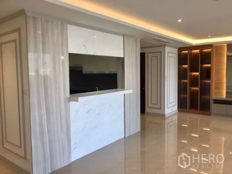 คอนโด ให้เช่า - ช่องเสิร์ฟครัวพร้อมเคาน์เตอร์หินอ่อนสีขาวหันสู่พื้นที่นั่งเล่น