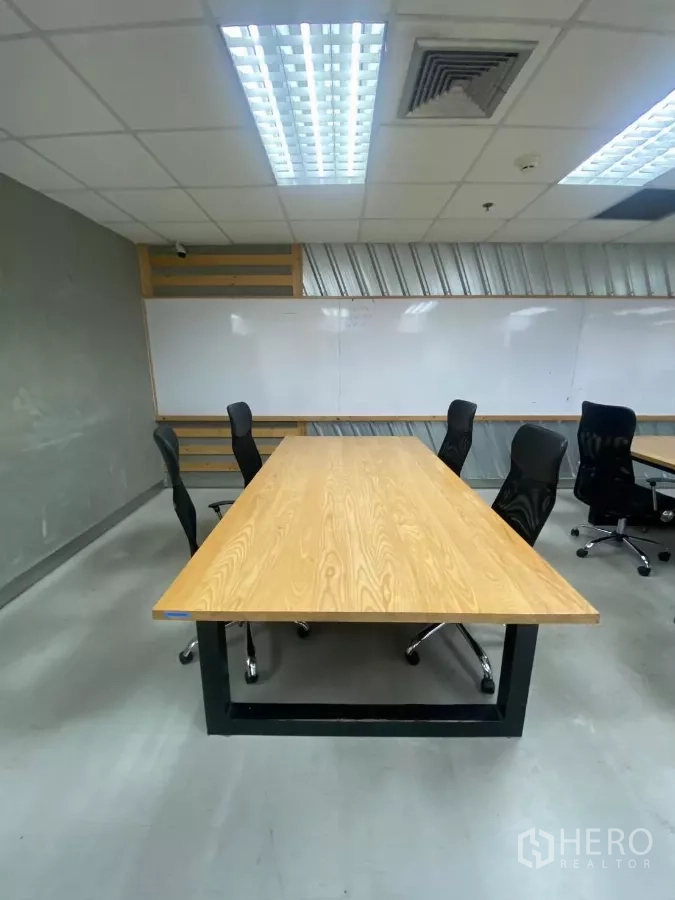 สำนักงาน ให้เช่าในWatthana, Bangkok - โซนประชุม โต๊ะไม้ยาว เก้าอี้หกตัว และไวท์บอร์ดเต็มผนัง