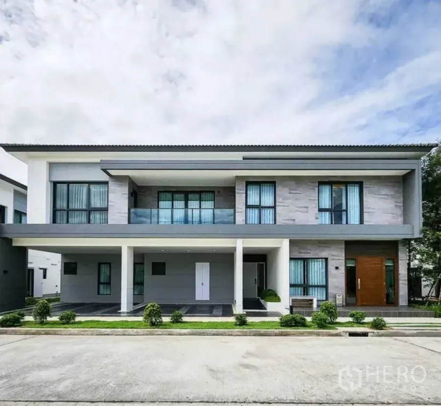 Detached House for sale in Bang Phli, Samut Prakan - Modern two-storey house exterior with wide balcony and covered carport.