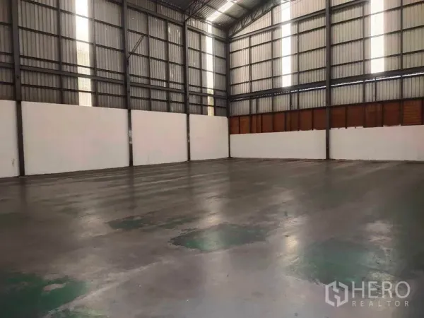 货栈 出租在Mueang Samut Sakhon, Samut Sakhon - 无遮柱存储空间，带采光带的人字形高屋顶