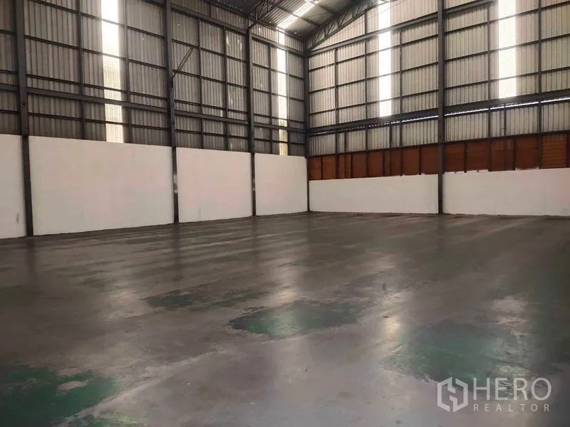 货栈 出租在Mueang Samut Sakhon, Samut Sakhon - 无遮柱存储空间，带采光带的人字形高屋顶