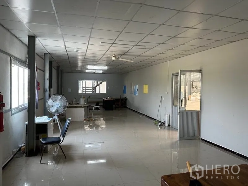 工厂 出售在Phra Nakhon Si Ayutthaya - 厂内简易办公室，瓷砖地面、采光窗与玻璃门。