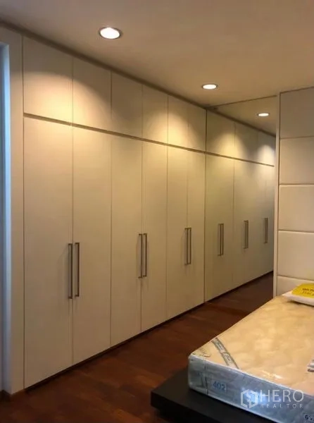 ทาวน์เฮาส์ ให้เช่าในChatuchak, Bangkok - ห้องนอนหลักมีตู้เสื้อผ้าบิลท์อินเต็มผนัง พร้อมไฟดาวน์ไลท์