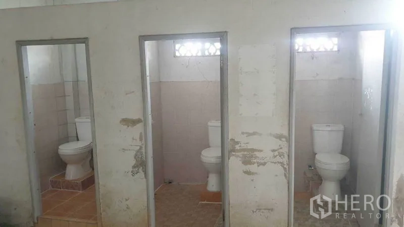 อาคารพาณิชย์ ให้เช่าในPhra Khanong, Bangkok - ห้องน้ำแบบคูหา 3 ห้อง โถสุขภัณฑ์สีขาว และผนังยังไม่เสร็จสมบูรณ์