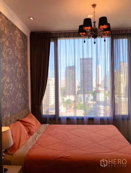 คอนโด ให้เช่าหรือขายในWatthana, Bangkok - ห้องนอนหน้าต่างสูงจรดเพดาน มองเห็นวิวสกายไลน์เมือง