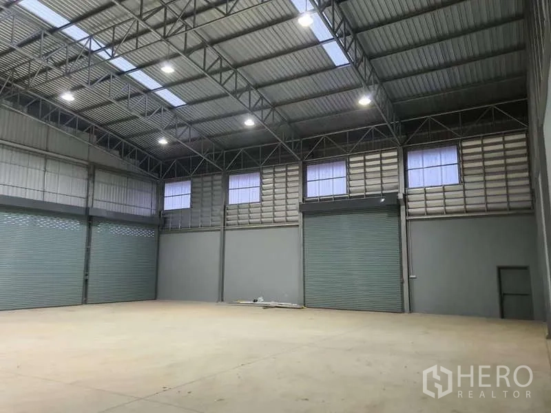 货栈 出租在Khlong Luang, Pathum Thani - 工业空间配多扇装卸卷闸门，LED照明充足，挑高天花。