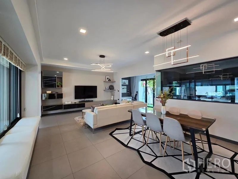 ทาวน์เฮาส์ ให้เช่า - ห้องนั่งเล่นมีผนังทีวี ชุดอาหาร และม้านั่งริมหน้าต่าง