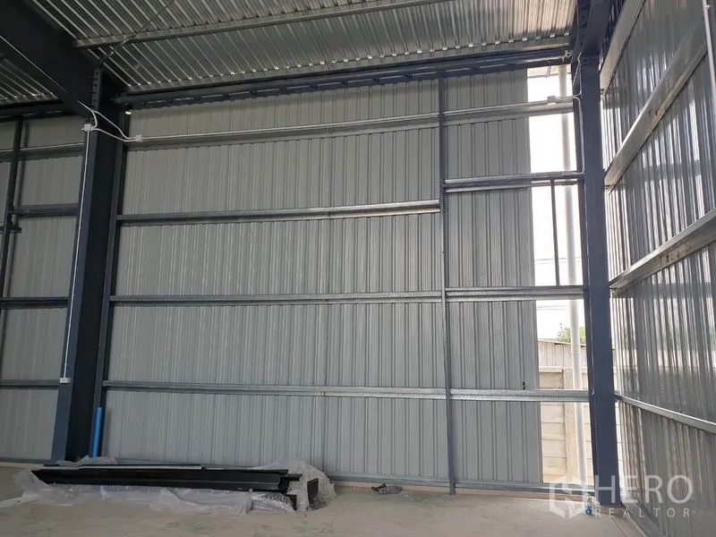 คลังสินค้า ให้เช่าในLam Luk Ka, Pathum Thani - ผนังเมทัลชีทและโครงเหล็กภายในโกดังมุมระยะใกล้