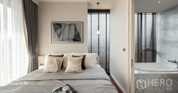 คอนโด ให้เช่าในWatthana, Bangkok - ห้องนอนสว่างเชื่อมเข้าห้องน้ำหินอ่อนพร้อมอ่างอาบน้ำและมู่ลี่