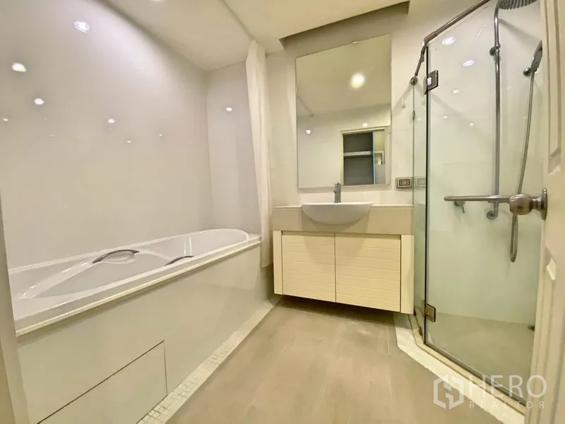 คอนโด ให้เช่าในKhlong Toei, Bangkok - ห้องน้ำพร้อมอ่างอาบน้ำ ตู้อาบน้ำกระจก อ่างล้างหน้า และกระจกบานใหญ่