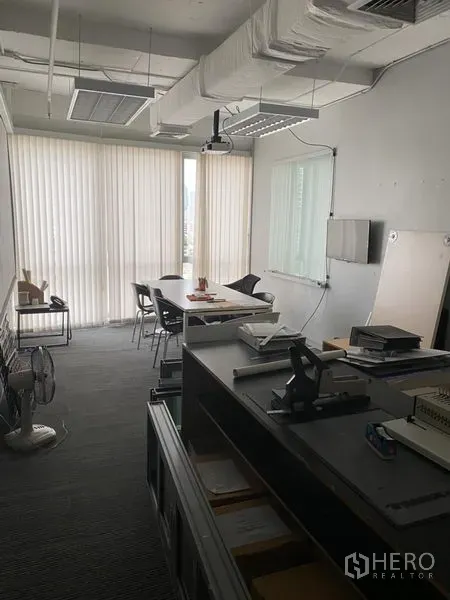 สำนักงาน ให้เช่าในKhlong Toei, Bangkok - ห้องประชุมส่วนตัว โต๊ะยาว โปรเจกเตอร์ และม่านบานตั้ง พร้อมวิวเมือง